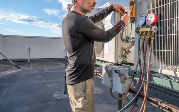 HVAC Technician working on Rooftop Unit